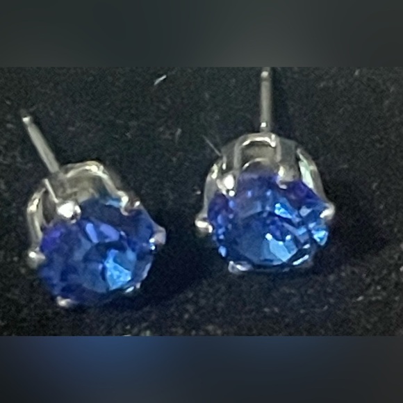 Swarovski stud earrings! Black pouch included. - Picture 2 of 4